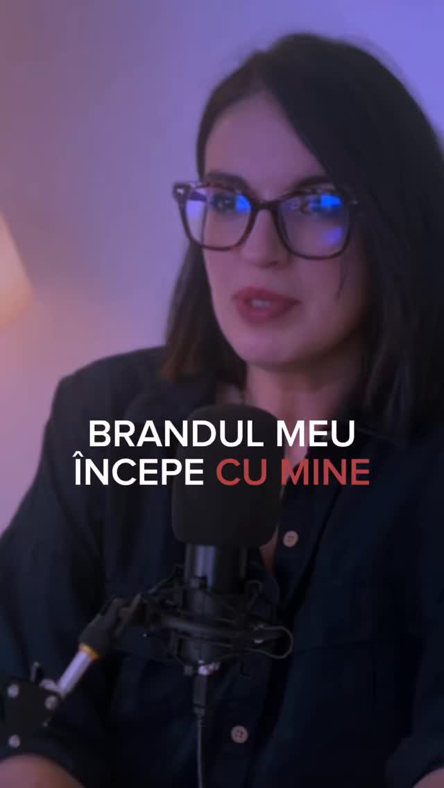 Se zice că croitorul n-are costume și tâmplarul n-are mobila terminată.
Pentru că mereu prioritizeaza clienții înaintea lor.
La mine e invers. Îmi construiesc imaginea constant, ca să fiu exemplu pentru clienții mei.
Dacă nu îți faci tu loc în propria vitrină, cine să te pună acolo? 😉