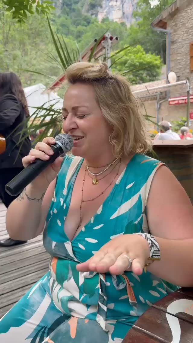 À l’occasion de la Fête de la Musique, j’étais accompagnée à la guitare par @lucasmartinezguitar pour jouer dans un décor absolument exceptionnel.
Le @moulindelapipe est ce genre d’endroit où le temps s’arrête face à la beauté du paysage. Le Vercors comme toile de fond, le coucher de soleil qui reflète toutes ses nuances sur la roche, la Gervanne qui coule comme un délicat bruit de fond et les oiseaux qui s’accordent pour nous offrir une douce mélodie.
Je me suis sentie tellement reconnaissante d’entendre ma voix raisonner au creux de cette vallée. Quelle belle équipe qui nous a accueillis. Merci à vous d’être venu et au Moulin de La Pipe pour sa confiance ! À bientôt
Soleil et Joie !
Joy
~
#moulindelapipe #chutesdeladruise #vercors #gervanne #chanteuse #concert #chanter #groupedemusique #wedding #musique #musicienne #musicien #guitar #acoustique #acoustic #cover #arethafranklin #voice #micro #singer #ladrome #drometourisme