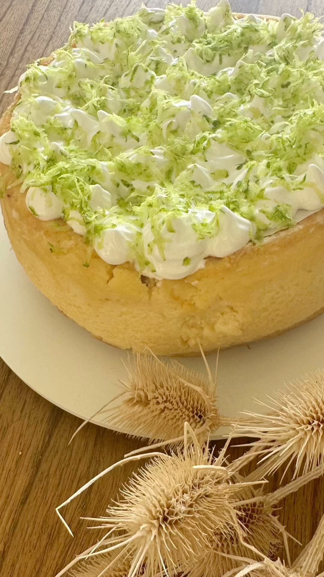 Vos lo pediste!!!
Pequeño viaje a un paraíso tropical sin salir de tu casa! 🌴🍋🟩
Key Lime Cheesecake: Base de vainilla, crema de lima y cobertura de merengue con ralladura de lima!
#keylimecheesecake #cheesecake #lima #keylimecake #keylimecheesecakebites