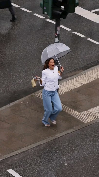 En vrai, c'est un peu la classe. ✨
Cela fait plus de 7 ans maintenant que je roule ma bosse dans le milieu du mariage.
C'est une grande fierté quand des collègues, des lieux de réception parlent de mon travail aux futurs mariés.
Travailler en équipe c'est toujours bénéfique, on avance plus vite et plus loin.
J'ai rencontré de merveilleuses personnes, que je peux recommander sans hésiter à mes clients en retour. La boucle est bouclée .
C'est la force d'un réseau.
Mais être professionnelles s'est aussi savoir s'ouvrir à toute nouvelle rencontre et opportunité.
A tous ceux qui voudraient me faire découvrir leur travail, vous êtes les bienvenus.
---------------
#dance #dancer #dancers #dancing #dancevideo #dancelife #choreography #dancersofinstagram #dancechallenge #ballet #dancelove #dancelover #dancecover #instadance #dancevideos #music #danceclass #dancephotography #танцы #hiphopdance #streetdance #bellydance #dj #contemporarydance #indiandance #danza #dancestudio #choreographer #trend #humour