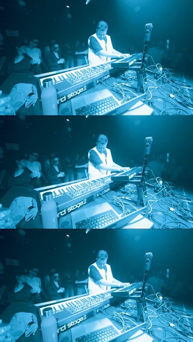 un petit moment du live à notre événement 212°F
encore merci pour l’énergie ❤️🔥
on se voit ce samedi à Fribourg pour l’inauguration du Bourg !
—
a little moment from the live set at our 212°F event
thanks again for all the energy ❤️🔥
see you this Saturday in Fribourg for the opening of Le Bourg!
📹 by @tibozstudio
#lephar #212f #livemusic #reelconcert #electroniclive #swissscene #bourgfribourg #banger