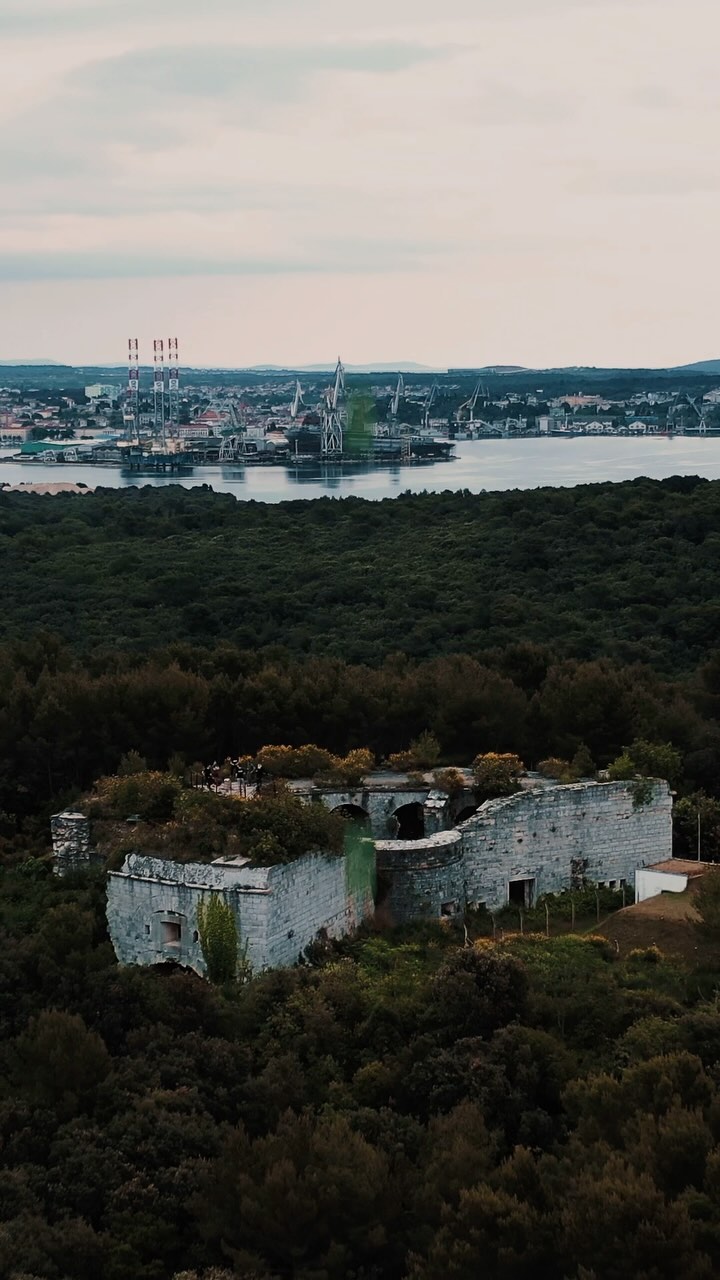 Attention Adventure Seekers!
🌿 Lace up your boots and get ready to hit the trails as we kick off the new tourist season in Pula, Croatia! Join us for an unforgettable hiking and gastro experience along a scenic 5km route through lush forests and breathtaking seaside vistas.
🌅 Cap off your adventure with a sunset picnic at historic Austro-Hungarian forts, boasting the best views in town!
🏞️ Let’s explore the beauty of Pula together and create memories that will last a lifetime! Don’t miss out on this incredible journey. See you on the trails! 🥾🍷🌊 #ExplorePula #HikingSeason #GastroAdventure #SunsetPicnic #LocalFlavors #MalvasiaMagic #BackToWork #AdventureAwaits