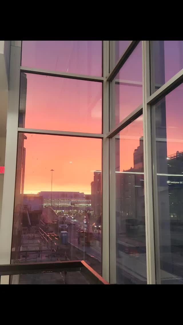 18 hours. Wisconsin ➡️ Minneapolis ➡️ Oslo ➡️ Stockholm.
3.5 hours of sleep, three countries, and everything went smoothly.
Caught a beautiful sky in Minneapolis on the way from one gate to the next. ✈️🌤️🇸🇪