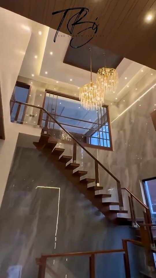 ✨ Transform your home into a sanctuary of style and comfort! 🏡✨ At The Burrow Interiors, we believe the kitchen is the heart of the home, and the living area is where memories are made. Discover how we blend functionality with elegance, creating spaces that inspire and bring joy to everyday living! 🍽️🛋️
📞 +91 9818725055
🌐 www.theburrowinterior.com
📩 mitesh@theburrowinterior.com
#TheBurrowInteriors #HomeDesign #InteriorStyling #WholeHomeTour #ModernLiving #HomeDecorInspo #DreamInteriors #ElegantSpaces #CozyHomes #DesignYourDream