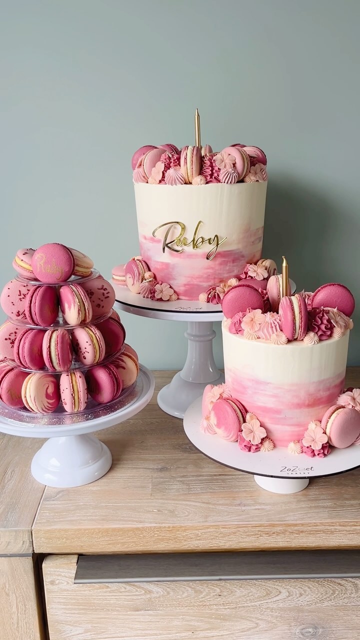 Voor de eerste verjaardag van Ruby mocht ik dit mooie trio maken 🥰 Een grote taart, een smashcake en een bijpassende macarontoren.
Fun fact: ik mocht vorig jaar de huwelijkstaart maken voor de ouders van Ruby en de vulling die ze toen samenstelden, keerde nu terug in deze taart. Ze kozen voor een verrassende en heerlijke combinatie van nutellamousse met frambozencompote en melkchocolade crunch 😋
Dankjewel voor jullie vertrouwen 🥰
Benieuwd wat Ruby ervan vond? Check dan zeker mijn stories!
#macarontoren #macarontower #macarons #macaronlove #macaronlady #macaronqueen #macaronsoostende #zozoetmacarons #zozoetoostende #zozoet #verjaardagstaart #meptaart #smashcake #birthdaycake #partycake #feesttaart #verjaardagstaart #taartoostende #metliefdegemaakt #ikkoopinoostende #artisanalemacarons #gepersonaliseerdemacarons