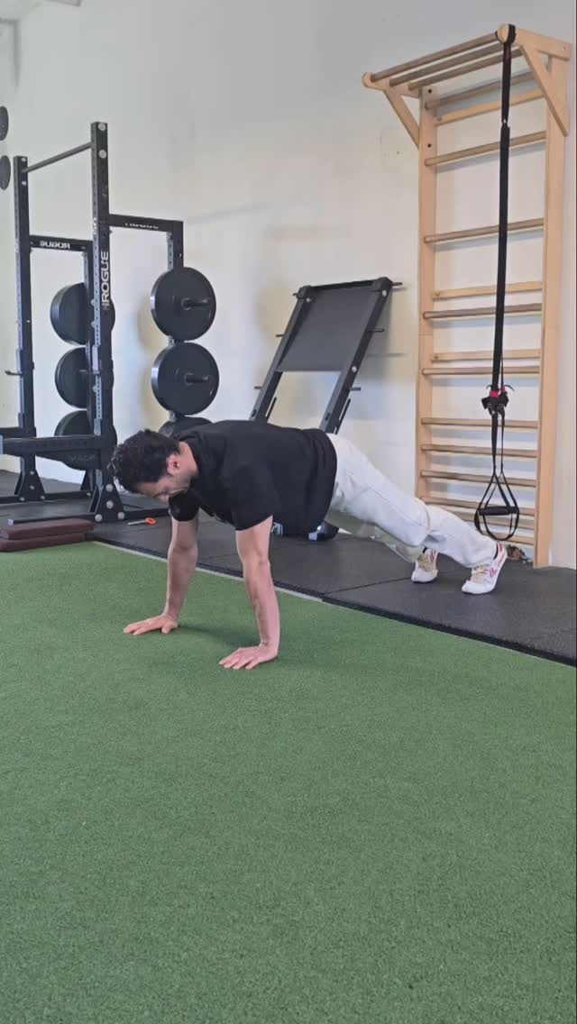 Build Strength From the Ground Up!
⠀
Frogstands aren’t just cool — they train balance, wrist control, and raw core strength. This move builds the foundation for advanced skills like the tuck planche and beyond.
⠀
✅ Core engaged
✅ Hips over elbows
✅ Focus locked in
⠀
Don’t rush it. Mastering the basics on the ground is what unlocks real calisthenics strength.
⠀
📚 Studies show bodyweight training improves balance, control, and even mental focus (PubMed: 29466268).
⠀
🔥 Groundwork IS the work. Keep showing up.
⠀
#calisthenics #frogstand #groundwork #plancheprogression #bodyweighttraining #corestrength #movementculture #fitreels #calisthenicsjourney #fitnessfundamentals #fitstagram #coreislife