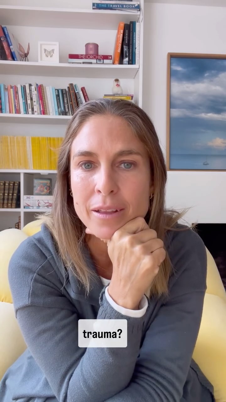 ¿Cómo se genera una herida de trauma? Y ¿cómo se manifiesta hoy y nos interrumpe en nuestro presente?
¿cómo saber si tengo una herida de trauma?
- ¿Cuando algo te detona en el presente, la respuesta de tu cuerpo se siente totalmente desproporcional a la
situación“real”? ¿Se prende todas las sensaciones de tu cuerpo de alerta?
- Junto con el detonador llegan creencias negativas limitantes como: no valgo, no soy capaz, no estoy seguro, no pertenezco, etc
- Revisa cuando antes en tu historia te has sentido (sensaciones) igual.
Todo esto podemos limpiar y sanar, para simplemente acordarnos, no revivirlo.
Déjame tus preguntas y comentarios 😊
#psicoterapiagestalt #emdr #trauma #desarrollopersonal