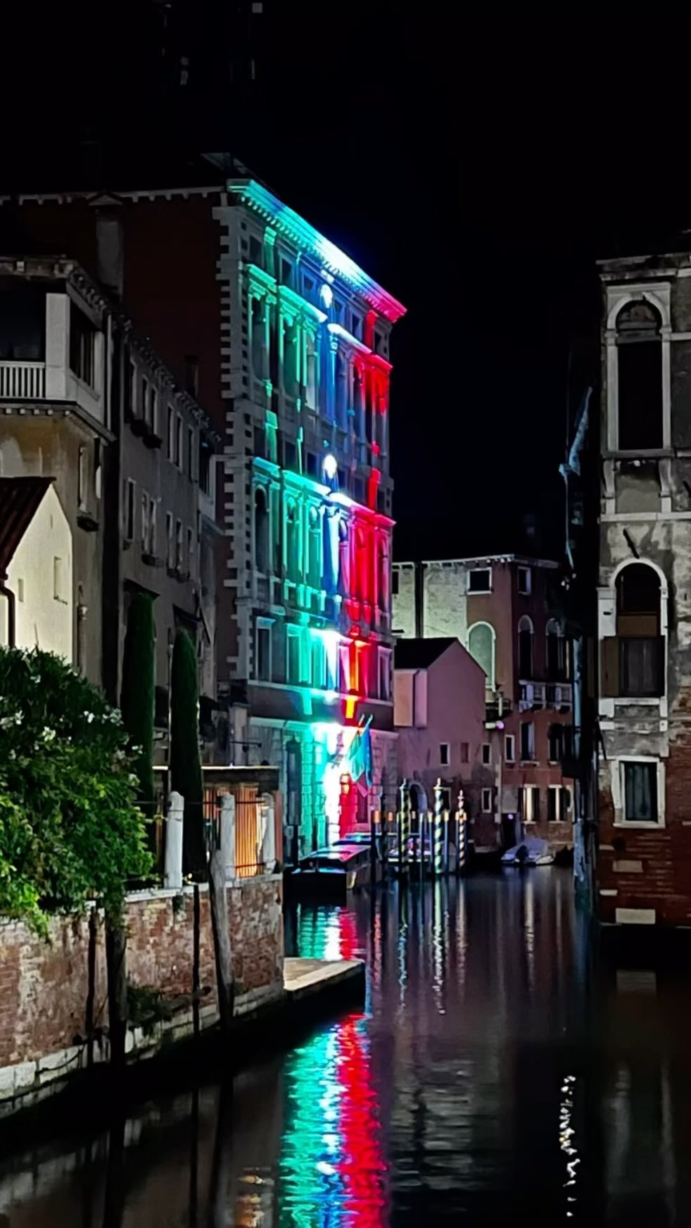 Want to see more travel destinations? www.BubblyTourist.com #venice #italy #ilovetotravel #bubblytourist #travelmore #gondola #traveltips #bestplacestogo #trip #voyage #traveltheworld #europeanvacation #canal #romantic #ladocevida #vacation #summertrips #traveler #travelers #traveller #seetheworld #wanderlust