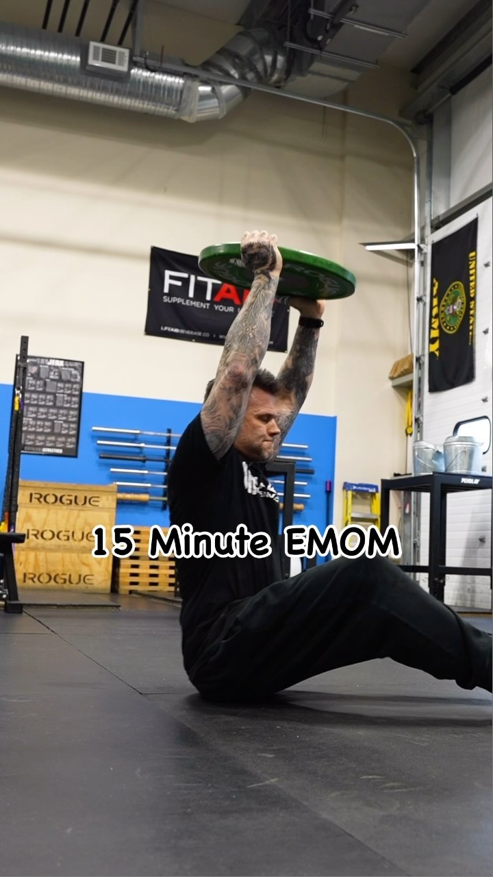 Here’s a nice 15 minute EMOM I did to finish my workout today. Hope everyone has a great weekend!
15 EMOM:
Min 1: 12-15 Plate Sit-ups
Min 2: 10/ea Staggered Stance KB Swings
Min 3: 30 sec Row
Give it a try and let me know how it goes!
#kettlebell #metcon #crossfit #strength #conditioning #abs #training #fitness #fitat50
