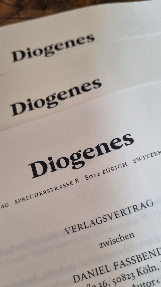 Ich habe mich noch nie derart auf Post gefreut. Solch ein Vertrag erschien lange nahezu unerreichbar. Es lief ziemlich, ziemlich viel schief auf dem Weg dahin. Dazu kommt: Diogenes war von Anfang an mein absoluter Traumverlag. Ausnahmsweise ungelogen! Ohne seine Autoren*inne gäbe es meine Texte überhaupt nicht. Jetzt treten sie ihr Erbe an...
