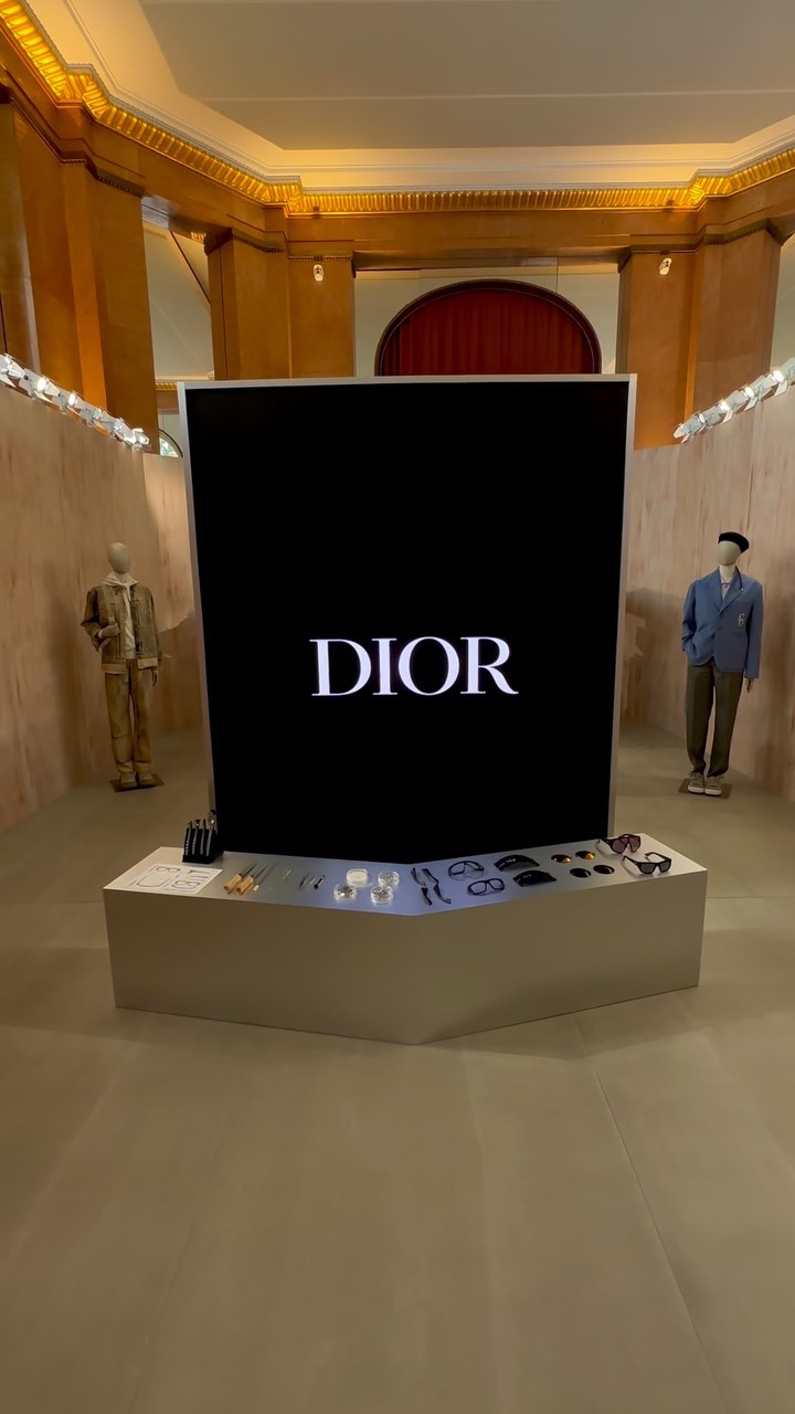 J’adore Dior!
A little clip from our trip to Paris during fashion week!
This is a sneak peak of when we were shown the new Dior designs…
Coming to our shop floor soon.
Keep your eyes peeled🌟
•
•
#Dior #dioreyewear #mikaandme #sunglasses #glasgoweyewear