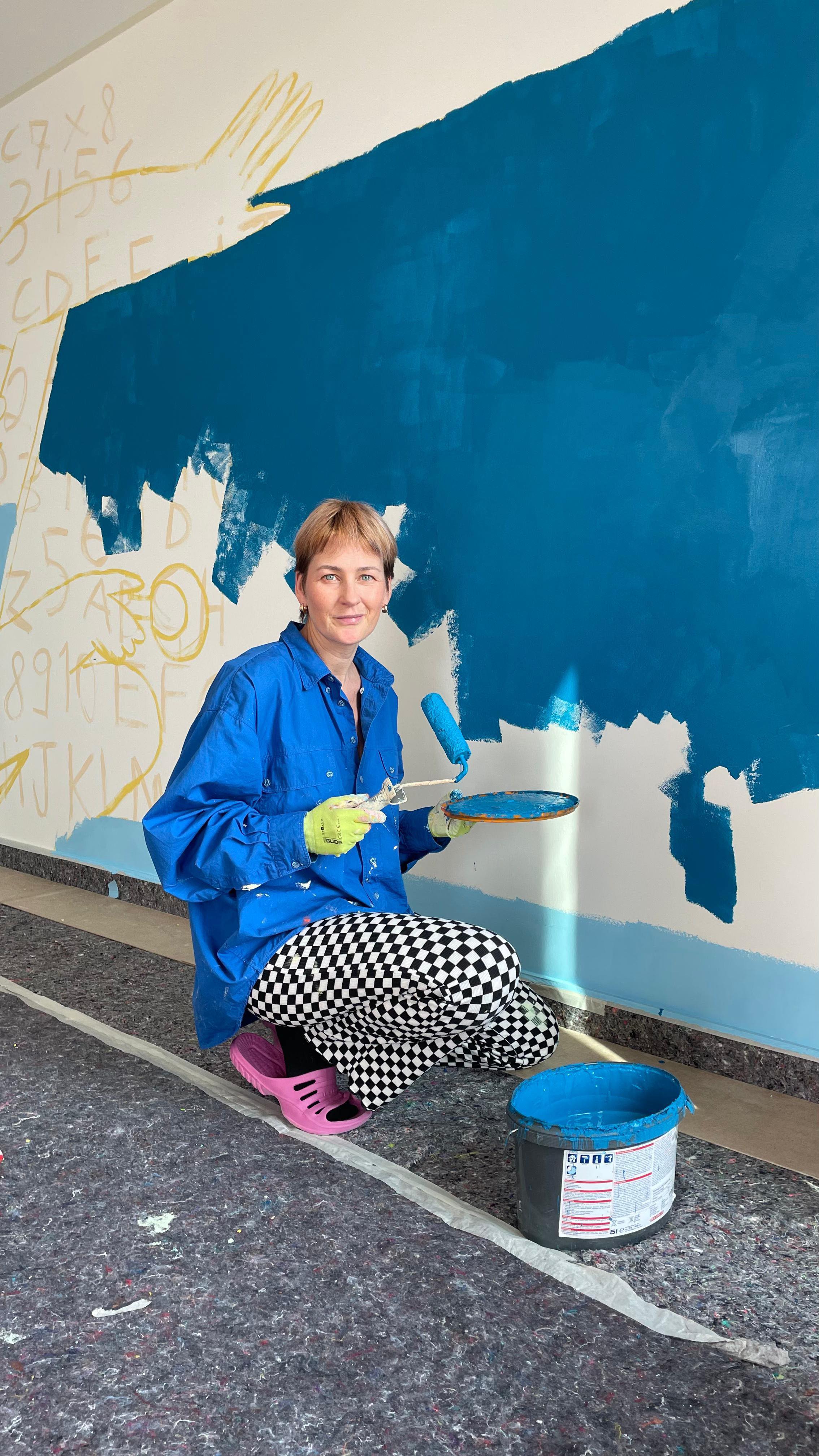 Spring is in the air, and ideas for murals are stirring in my soul 💃
If you’re looking to adorn the walls of your office, hotel, café, restaurant, or any other wall, indoors or outdoors, please send me a DM! There are still spots available this season. I’m mobile and can work in Berlin or any other city in Europe and beyond.
Please share with your friends and network!
And check out my website in the bio for more impressions.
*on the video is a recap from two weeks ago, where I assisted @landofjulia in painting an indoor mural at an office on Potsdamer Platz.
#streetart #muralpainting #muralart #berlinart #streetartberlin