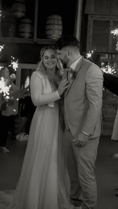 BYE BYE 2024 - YOU WERE A GOOD ONE 🫶🏻
Ich bin unendlich dankbar für all die wundervollen Begegnungen in diesem Jahr. Menschen die ich an ihrem grossen Tag so nahe Begleiten durfte, Freude, Tränen, Nervosität… hautnah miterlebt habe und mit meiner Kamera für die Ewigkeit festhalten konnte. Menschen die mir ihr Vertrauen an einem so wichtigen Tag gegeben haben, Menschen die zu Freunden wurden und die ich ganz fest in mein Herz geschlossen habe.
Aber auch Menschen die ich zum zweiten, dritten oder vierten Mal vor meiner Kamera hatte. Von Verlobungs-shooting über Babybauch, Newborn… etc
Ich bin immer wieder aufs neue berührt, wenn ich Paare oder Familien in ihren unterschiedlichsten Lebensphasen begleiten darf.
2024 war ein weiteres Jahr in meiner Selbstständigkeit, voller Erfahrungen, ganz vielen Learnings und unglaublich schönen Momenten. Dies war meine dritte Hochzeitssaison seit ich vollzeit Selbstständig bin und ich lerne jeden Tag noch immer so viel dazu. Über mich, meine Arbeit und über Menschen. Darüber wie ich mein Bestes in meine Arbeit geben kann ohne dabei mein Privatleben, meine Freunde oder mich selbst zu verlieren. Darüber wie ich mit meiner Arbeit zufrieden sein kann und trotzdem immer noch besser werden kann.
Und ich werde ganz bestimmt auch im nächsten Jahr viel dazu lernen.
Ich bedanke mich von Herzen bei allen die im letzen Jahr mich und meine Arbeit auf irgend eine Art und Weise Unterstützt haben. ♥️ you‘re the best!
Und zum Schluss noch eine kleine Bitte.
Bitte denkt daran, dass hinter einem kleinen Soulbusiness meist eine einzelne Person steht.
Wir sind Menschen und keine Maschinen
Uns passieren Fehler
Wir vergessen mal was
Wir möchten nicht geghostet werden (und das passiert leider immer wieder) - eine kurze Nachricht, dass ihr euch für jemanden anderen entschieden habt kostet euch nichts und ist eifach respektvoll
& eure Rückmeldung zu unserer Arbeit bedeutet uns die Welt 🫶🏻
- weiter in den Kommentaren -