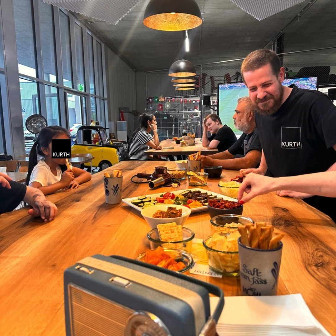 FIRMENAUSFLUG IN DIE ENTER TECHNIKWELT SOLOTHURN.
Die KURTH Glas Family war letzten Freitag unterwegs auf einem Firmenausflug in die Welt der Technik. Von den Erfindungen aus Steve Jobs' Garage über die Radio- und TV-Geschichte bis hin zum Batmobil war alles dabei. Danke an das ganze Team für den tollen Nachmittag.
#luxar #team #danke #solothurnlieblingsstadt #swissness #glasbearbeitung #familienbetrieb #museum