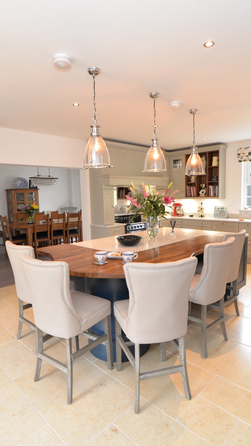 Bringing a cozy, timeless vibe to your home. Check out this traditional kitchen design
#WakefieldStone #BrooklynQuartz #TraditionalKitchen #KitchenDesign #storage #kitchenisland #storagesolutions #recipe #homecooking #cooking #hob #details #new #newhome #moderndesign #design #modern #kitcheninspiration #kitchenrenovation #kitchen #interiorinspiration #interiordecor #interior #home #kitchendesign #newbuild #kitchendecor #contemporary #dunlopkitchendesign