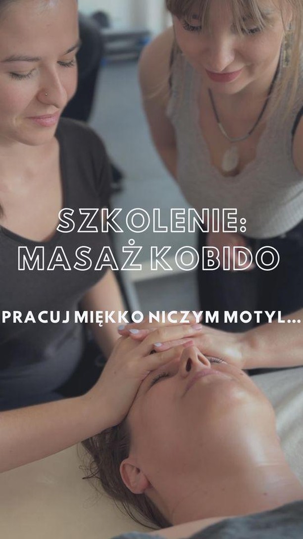 SZKOLENIE KURS Z MASAŻU KOBIDO 🌿
NIEPOŁOMICE (nieopodal Krakowa) 
Co dostaniesz w ramach KURSU?
🌿 3 dni intensywnej pracy
🌿 małe grupy = 100% uwagi instruktora 
🌿 pełne wyżywienie - posiłki ciepłe, przekąski i napoje, kawa herbata 
🌿 możliwość nagrywania całości szkolenia 
🌿 52-stronicowy, kolorowy skrypt 
🌿 film przebiegu masażu japońskiego Kobido 
🌿 5%  teorii 95% praktyki 
🌿 rozbudowane techniki liftingujące i relaksacyjne i mioplastyczne
🌿 praca na modelkach w różnym wieku dzięki temu nie tracimy czasu, ale pracujemy również na sobie by poczuć magię masażu „latających rąk” 😉
🌿 To co wydaje Ci się niemożliwe dnia 1 opanujesz do perfekcji dla 3! Dowodem na to są moi niesamowici kursanci i kursantki 🤍
🌿 upominki dla każdego uczestnika szkolenia 
🌿 dyplom w złotej ramie. Dla chętnych również w j. Angielskim
🌿Dostaniesz propozycję idealnej sprawdzonej playlisty 🎵
I wiele więcej! 😉
🍀 Zapraszam Cię na wyjątkowy 3-dniowy, intensywny kurs masażu Kobido dzięki któremu będziesz mógł/a rozszerzyć swoje umiejętności manualne, nauczysz się finezji. Twoje dłonie będą pracować niczym dym. 
 
🍀 Opanujesz ruchy asymetryczne, nauczysz się sławych technik Kyoku-te, staniesz się TERAPEUTĄ/TERAPEUTKĄ KOBIDO
Nauczę Cię również pięknych finezyjnych ruchów, płynnej pracy nadgarstkiem i balansowania ciałem. Wypracujemy odpowiednią postawę w pracy tak by nigdy nie dokuczał Ci ból. 
🍀Nauczę Cię doboru odpowiednich kosmetyków, łączenia olejów i doradzę jak pracować by skóra wyglądała jeszcze piękniej. Nauczysz się precyzyjnej pracy na każdym rodzaju skóry. 
🍀 Przez 3 dni pracujemy zarówno na modelkach w różnym wieku jak i na sobie
▪Link z aktualnym harmonogramem szkoleń w BIO 
▪3 Dni szkoleniowe + catering 
💭 Masz pytania? WYŚLIJ WIADOMOŚĆ📩 lub zadzwoń do mnie 📲 czekam na Ciebie!
Do zobaczenia na szkoleniu🤍
——————
Kontakt
📲 +48 451 060 072
📍 Ul. 3 Maja 13 Niepołomice
❗️Nr rejestru Instytucji Szkoleniowej : 2.12/00050/2024