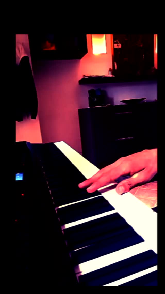 È arrivata questa idea breve
mi ha fatto pensare a delle immagini
molto cinematografiche,
con un testo sovraimpresso...
mi ci metto, vediamo che succede 🙂
#pianofortedigitale #pianosolos #cinematicpiano