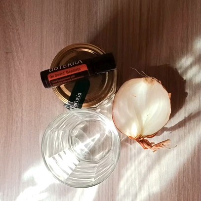 ⛱️🌴🏕️Dovolenkové nepríjemnosti s fyzickým diskomfortom... zachraňuje väčšinou On Guard 🛡️.
Ak nestačia samotné guličky a nemáte pri sebe ďalšie esenciálne oleje... cítite, že na Vás niečo lezie, chytá Vám hrdlo, prínosové dutiny... skúste používanie On Guard obohatiť o dávne účinné babičkovské recepty. 🫠.... je to liečivá mňamka a fungujú spolu skvele.
Ja si dávam po čajovej lyžičke každé 2-3 hodinky až kým symptómy neodoznejú, a potom intervaly predlžujem kým nie som úplne fit.
V jednej guličke On Guardu je 1/4 kvapky zmesi esenciálnych olejov On Guard. 😇
----------------------------------------------------------------------------------
Ste zvedaví na svet esenciálnych olejov, ale neviete ako začať? https://www.viaessentia.info/vasacesta
#esencialneoleje #prvaskusenost #extraktyzrastlin #imunita #tradičnérecpety #prírodne #vitalita #viaessentia