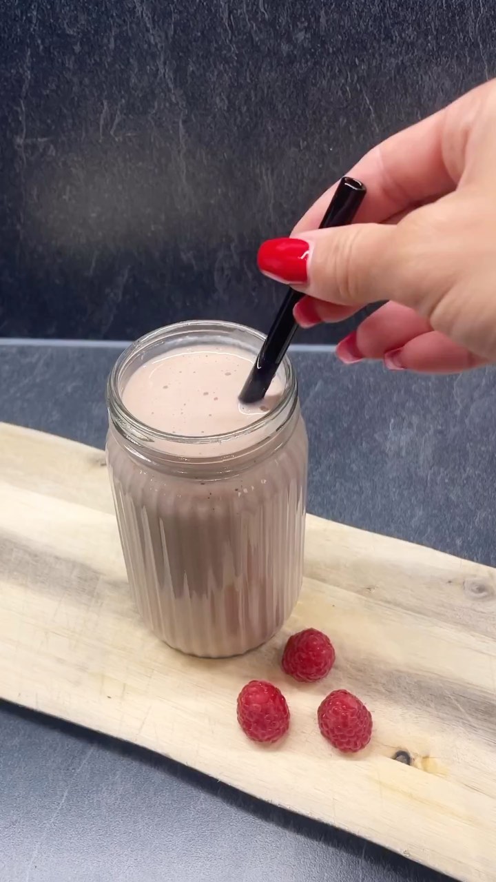 A veš tisto: “Jaz nimam časa pripravit obroka.” 🤷🏼♀️
Točno ta stavek pogosto slišim od vas bejb. Ampak tale smuti je pripravljen v 1 minutki, zato ni več izgovorov. Potrebna je samo ideja in malo volje. 💗
*Za bolj hranljiv smuti lahko dodaš še pest ovsenih kosmičev in ga tako narediš bolj nasitnega.
Tole pa je recept…
SESTAVINE:
* 2 dc vode ali mleka (jaz sem imela kokos, mandelj)
* 1 merica proteinov v prahu
* pest zmrznjenih malin
* 1 banana
PRIPRAVA:
Vse sestavine stresemo v mešalnik in jih zmešamo. To je vse! Simpl kajne? 🙈
Shrani objavo objavo za kasneje - sigurno ti pride prav.
Bejbe, želim vam lepo nedeljo še naprej.✨