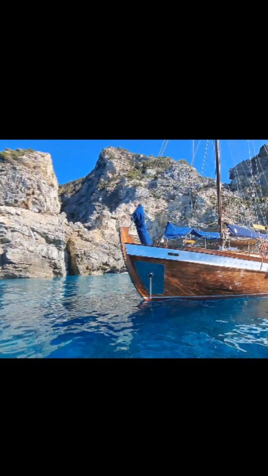 Sailing with #Ena โต๏ธ
#skopelos #sailing #dailycruises #enapeoplehappypeople #greece #summer #woodenboat #travel #enjoy #sporades