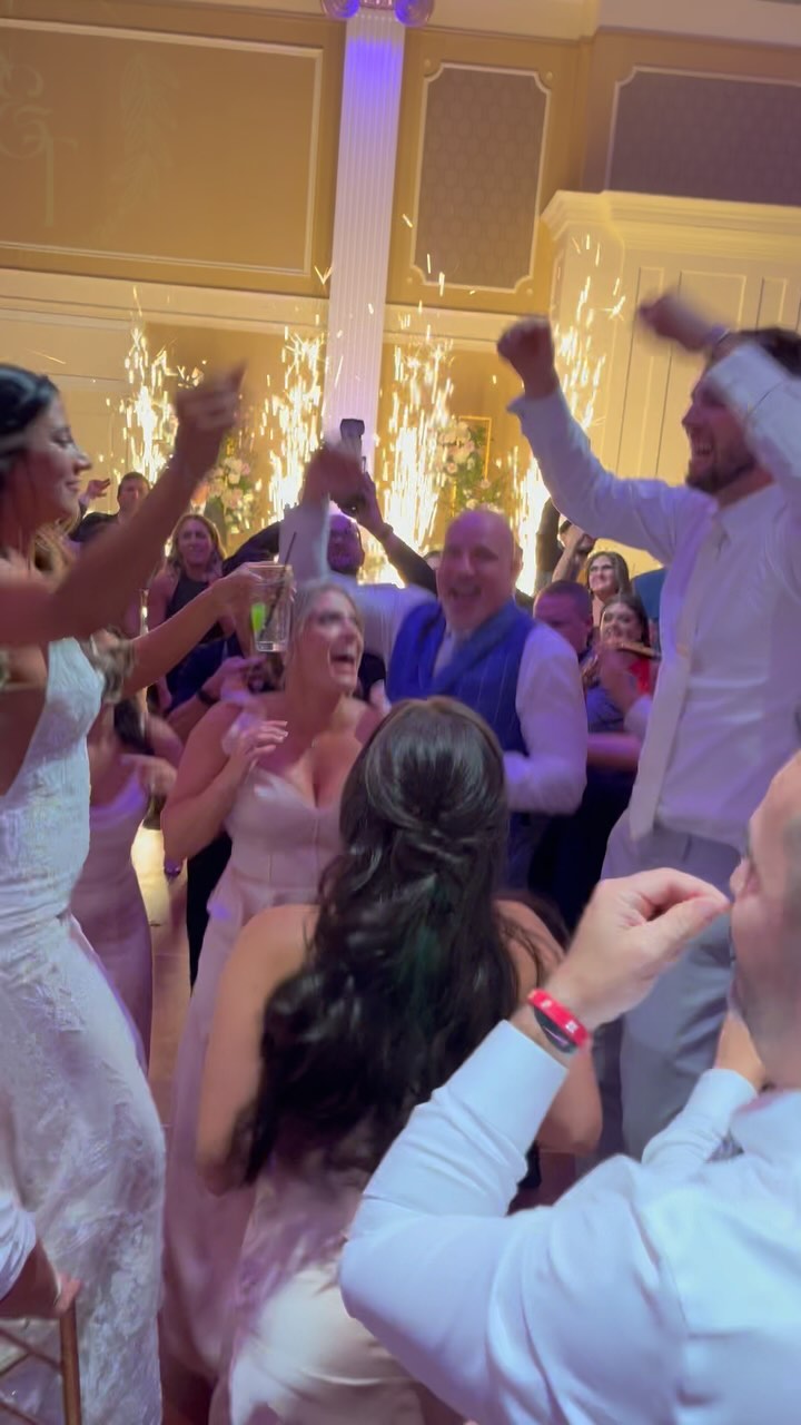Nicolette ❤️ TJ - bring the energy to the dance floor just help make the magic happen and give them best wedding of their life!
.
.
@palacesomerset 🏢
@nicolettedanaa @tjwalshh 👰♀️🤵♂️
@matthew_saxophonist 🎷
@jamesstrzz 🎧
@ajhadamj 🎤
