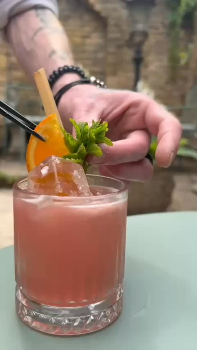 Pffffffffft 😮💨😮💨
We just dropped a new cocktail menu and the vibes are immaculate.
Check out our ‘Enzoni’ 👆👆 Cotswold gin, Campari, grape honey & lemon 🔥 🔥 🔥