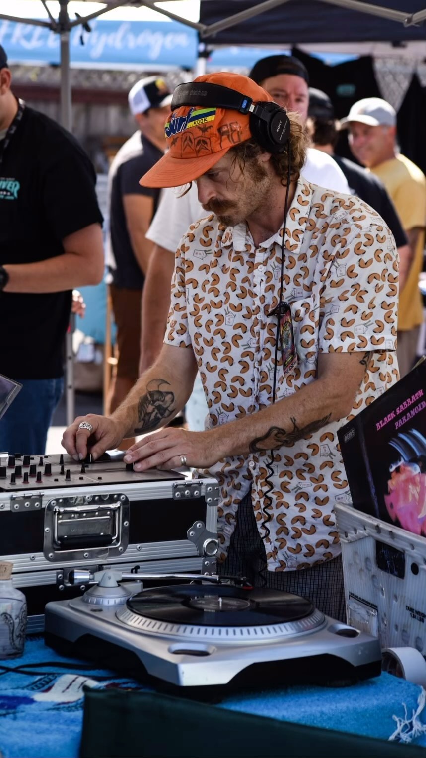 🎧DJ ChevDWG @les_duit0330 With mad skillz 🛹💥🎶
@billswheelsskateshop Keeping it lit🔥🎶🎶
📸@sevboosinger
#santacruz #skatejam #billswheels #midtownsantacruz #riverforever #riverbirchallfoundation #santacruzevents #skateforlife #thinklocalfirstsantacruz #skateforfun #santacruzlife