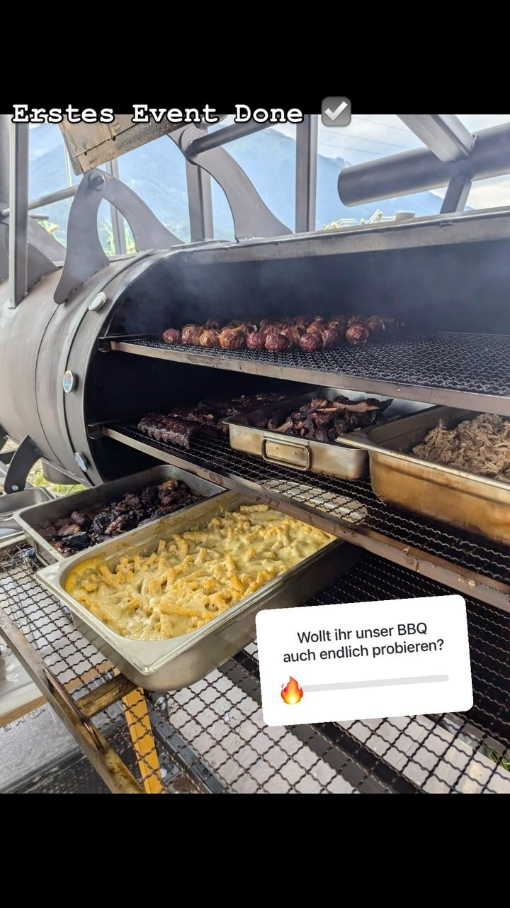 Erster Probegrill von mit unserem selbstgebauten Smoker, wir Hemsen und Ecke freuen uns euch bald verköstigen zu können 🔥🥰🤩🥩 #smoker #inzing #bestesleben #feuer #holz #bbq #events #pulledpork #brisket #bbqrips #beaconbomb #anhänger #fleisch #macandcheese #coleslaw #americanbbq #tirol #austria🇦🇹
