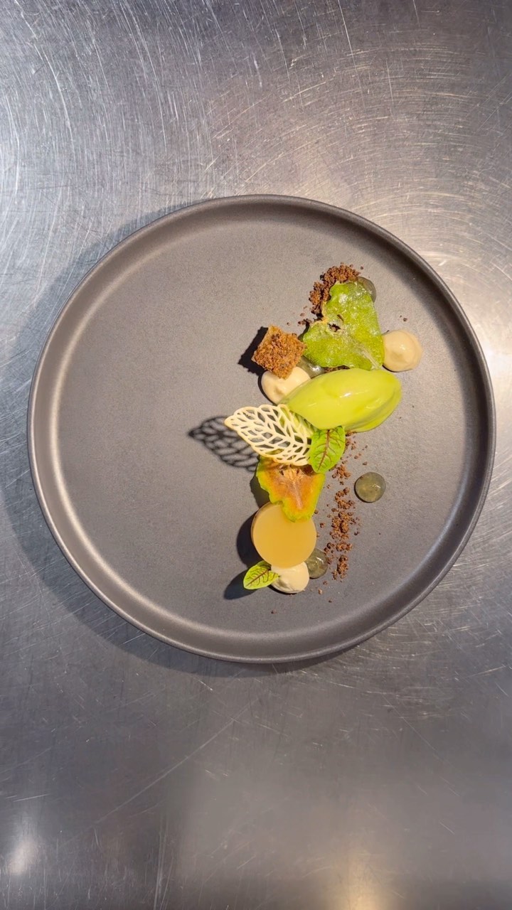 Entdecke unsere neuen Kreationen von Adrian und seinem Team & lass dich von uns verwöhnen.
#oberstadt #oberstadtbaden #badenist #badenisst #gaultetmillau #gaultmillauschweiz #restaurant #plating #platingskills