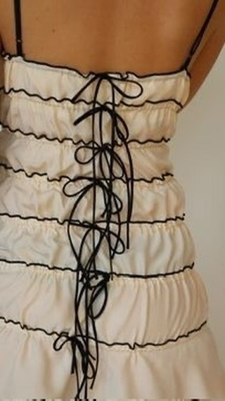 (Me apaixonei por esse vestido desde a primeira vez que vi).