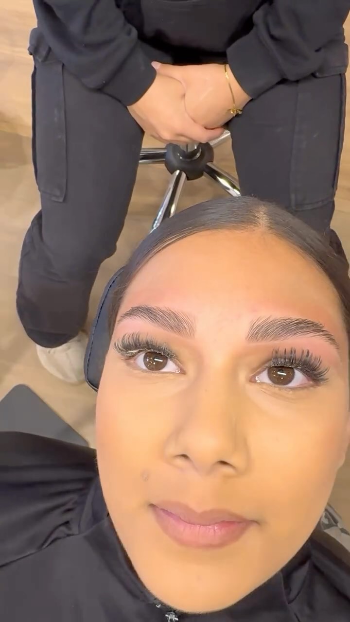 BROW TOUCH UP ✨
Deze behandeling is erg populair. Vooral bij jonge meiden door de natuurlijke look. Binnen 15 minuten zien jouw wenkbrauwen er weer mooi verzorgd uit.
Je boekt deze behandeling al vanaf €15 ‼️
#browshaping #browbar #brows #browboss