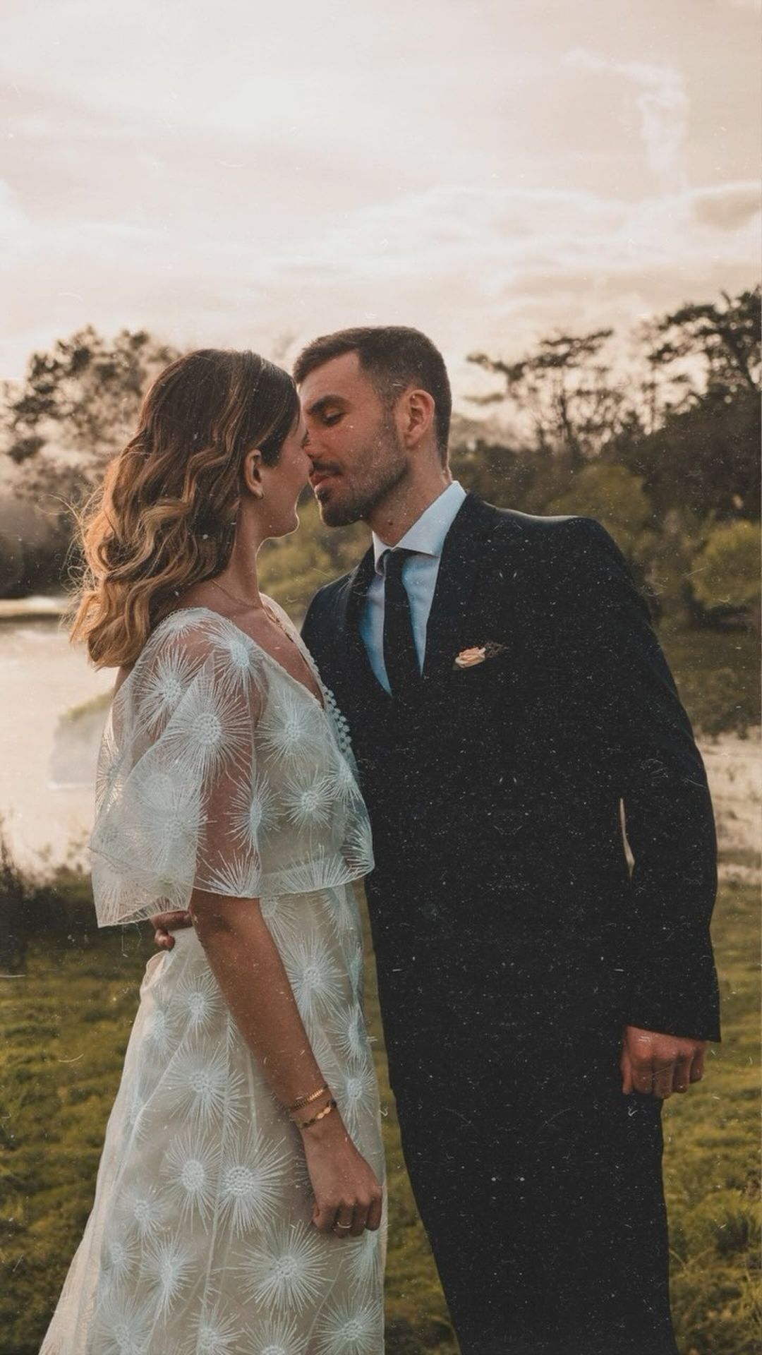 Chaque couple mérite une célébration qui leur ressemble, alors laissez-nous créer un jour aussi unique & fou que votre amour. // Every couple deserves a celebration that reflects who they are, so let us create a day as unique and wild as your love. ❤️🔥
❤️ best team :
@ledomainedares
@sun_day_wedding
@allyhairandbeauty
@le.jardin.d.ela
@alabafilms
@ana_des_cabanasses
@sono.dary
@instellaprod