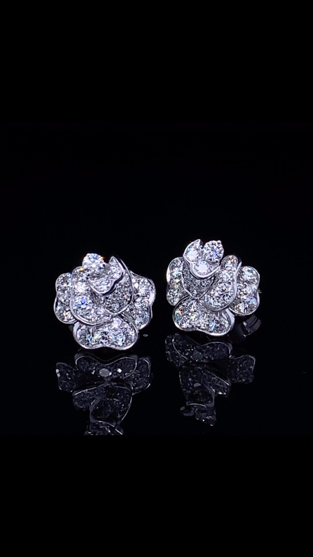 Day five of our Advent Calendar of Jewellery & Gems brings us back to our beautiful Rose Collection jewellery.
These earrings are crafted in 18ct white gold and hand set with brilliant cut diamonds of amazing quality.
The size is big enough for the festive season outfits and not too big for everyday wear every other day of the year.
These are a personal favourite of mine.
Maybe this year “a box of Roses” won’t just be a box of chocolates!
DM or phone on 0141 248 3037 for pricing.
#mundieandson #glasgow #glasgowlifestyle #glasgowlife #glasgowdiamonds #finejewelry #finejewellery #diamonds #rose #roseearrings #whitegold
