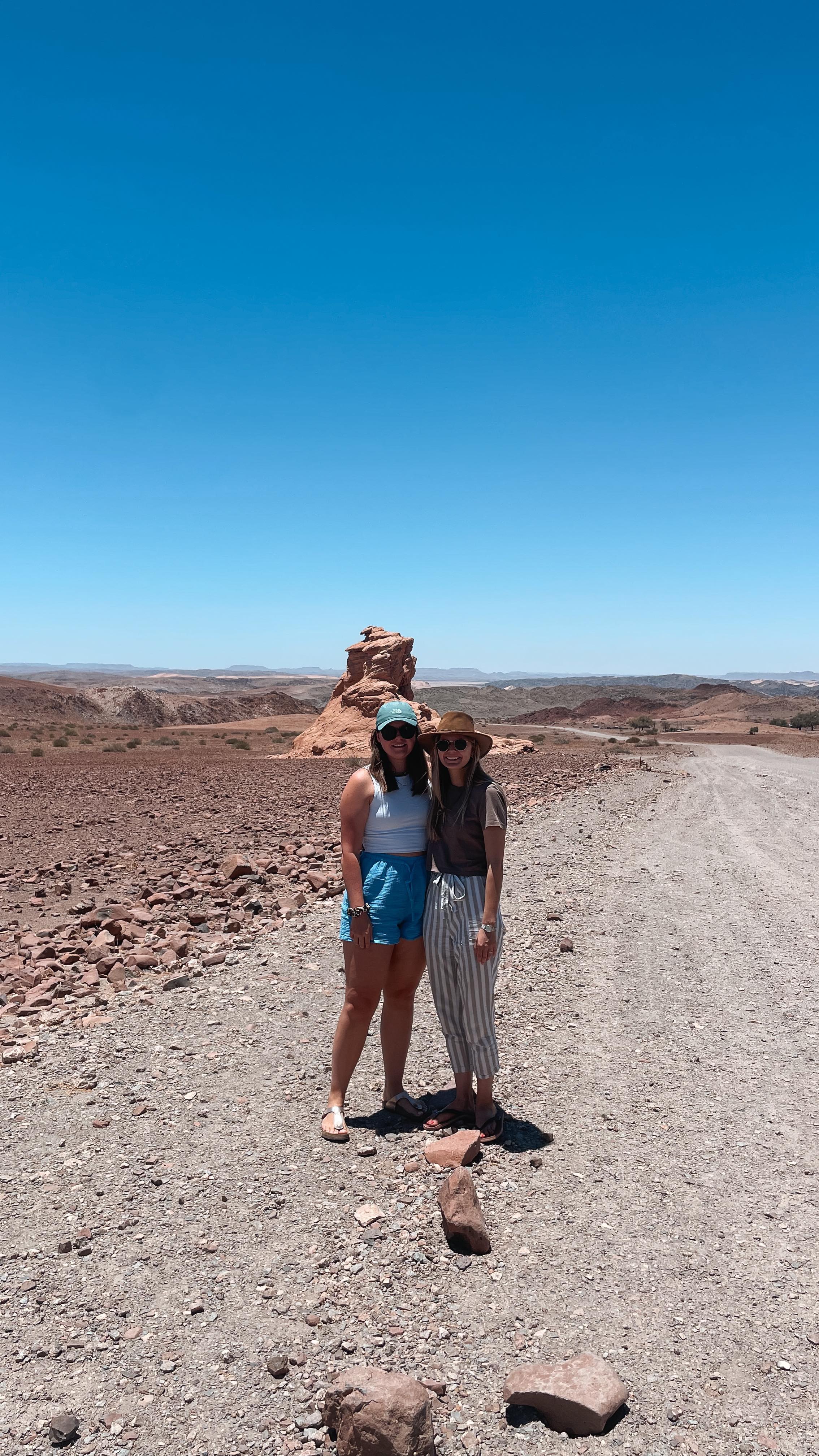 Tag 3 unserer Damaraland/Kaokoveld Reise 🇳🇦🤍
Es ging zur Ongongo Waterfall Campsite. Ich liebe diese Campsite! Nicht ganz so viel zu tun, außer die natürliche Quelle und der Mini Wsserfall, aber trotzdem schön anzusehen ☺️ wir waren auch schwimmen, hatten aber danach kleine Blutsauger an den Füßen 😅
Day 3 of our trip through Damaraland/Kaokoveld 🇳🇦🤍
We drove to Ongongo Waterfall campsite. I love this place! There is not much to do besides swimming in the natural pool but it’s nice there ☺️ we actually went swimming but afterwards had small leeches on our legs 😅
#namibia #travelnamibia #africa #explorenamibia #namibiaguide #namibiatourism