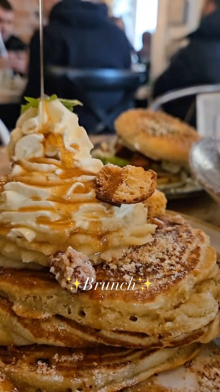Yes we might love brunch a bit too much🤭
Only one week until we change our specials menu! ✨ Sooo if you want to try any of these beauties, come by ASAP! 🏃🏃♀️
Let’s recap what they are:
🥞 SEMLA PANCAKES; Fluffy American pancakes infused with cardamon & vanilla, topped with almond paste, whipped cream, candied almonds, brioche croutons, cardamon, maple syrup.
🥯 BLT BAGEL; Bacon, lettuce & tomato on a toasted “everything“ bagel, with tarragon mayo & cream cheese.
🍟 LOADED CHESSY FRIES; Fries topped with house-made cheddar & mozzarella sauce, spring onions, pickled chilli, guacamole, coriander and sliced chicken breast or crispy veggie schnitzel.