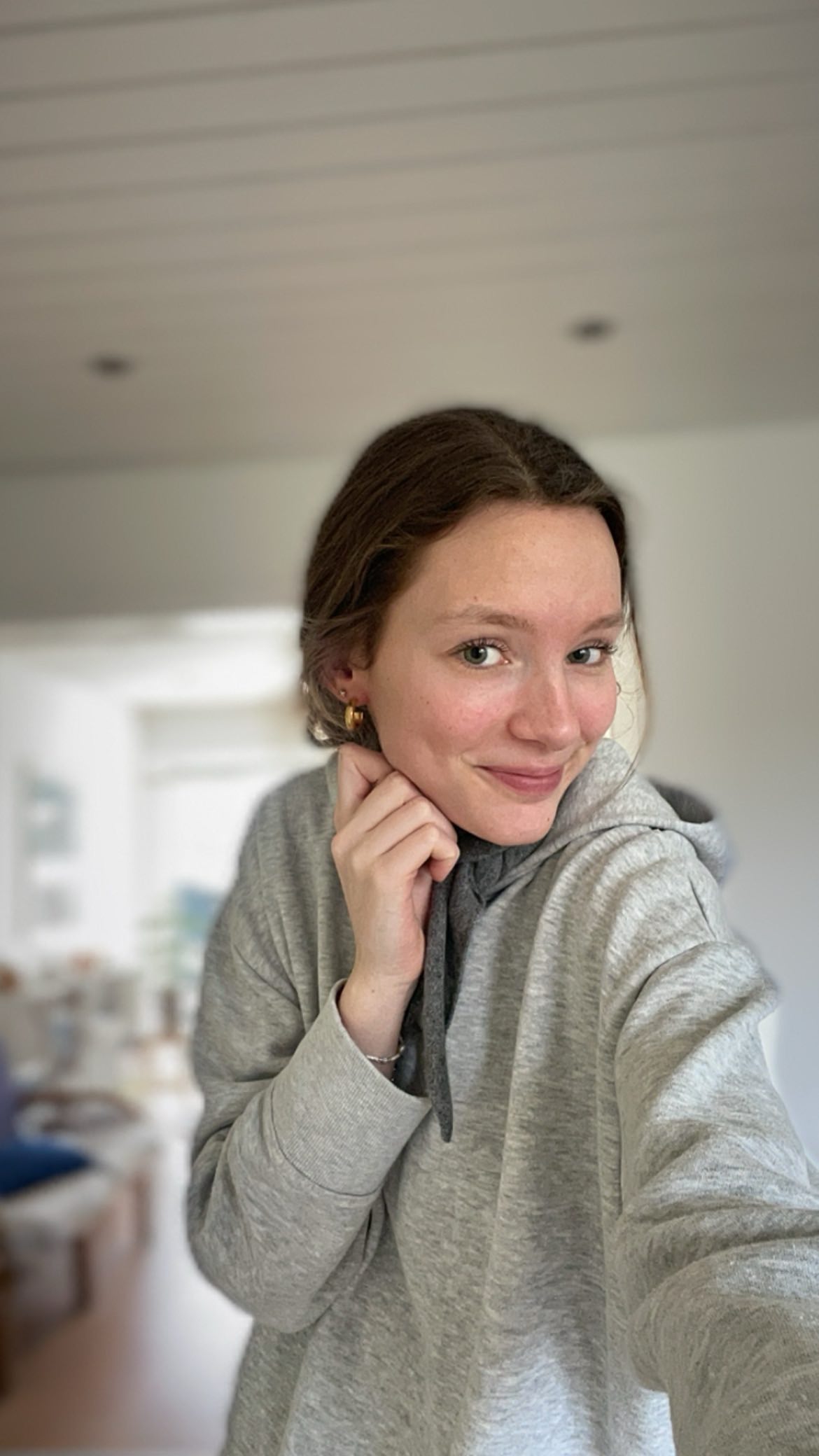 TAKEOVER - ( Anna Karla )
@aspiekarla
Så langt tilbage som jeg overhovedet kan huske, har jeg lugtet til mine hænder☺️Jeg husker at jeg allerede tilbage i min tidlige barndom ofte blev irettesat “stop nu med at lugte til dine hænder hele tiden”. Men det forstår jeg også godt mine forældre sagde - da jeg først fik min diagnose som 14 årig.
Min lugtesans er særlig fin og derfor kan stærke dufte, som for andre kan være noget lækkert eller rart, som en flæskesteg i ovnen, en parfume, bål, generelt mad og meget andet - give mig en kvælende fornemmelse og stort ubehag.
Derfor er det, at lugte til mine hænder både en form for tryghed og kontrol - tryghed fordi det gerne skal være en genkendelig duft, og kontrollen i at dufter mine hænder anderledes kan de vaskes og så dufter de som de plejer☺️
Jeg tror det er svært at forstå for andre, hvordan jeg kan væmmes og mærke ubehag ved dufte, der for andre ikke har betydning eller stor glæde og behag.
Det er ret svært for mig, at navigere i en verden, hvor man bombarderes med forskellige dufte - i skolen med varmt mad, parfume, supermarked med fastfood, udluftning fra restauranter og meget mere… det tager enorm meget af min energi og jeg vælger mine aktiviteter ud fra mindst muligt stimuli - for eksempel så tager jeg ikke i Føtex de dage de har tilbud på stegte kyllinger😉
Kan du godt kende det med lugte og overstimuli???
Skriv gerne hvad lugte gør for dig???
#autisme #autist #asperger #diagnoser #smellycat #weekend #fredag #kenderdutypen #takeover #stimuli #anderledes