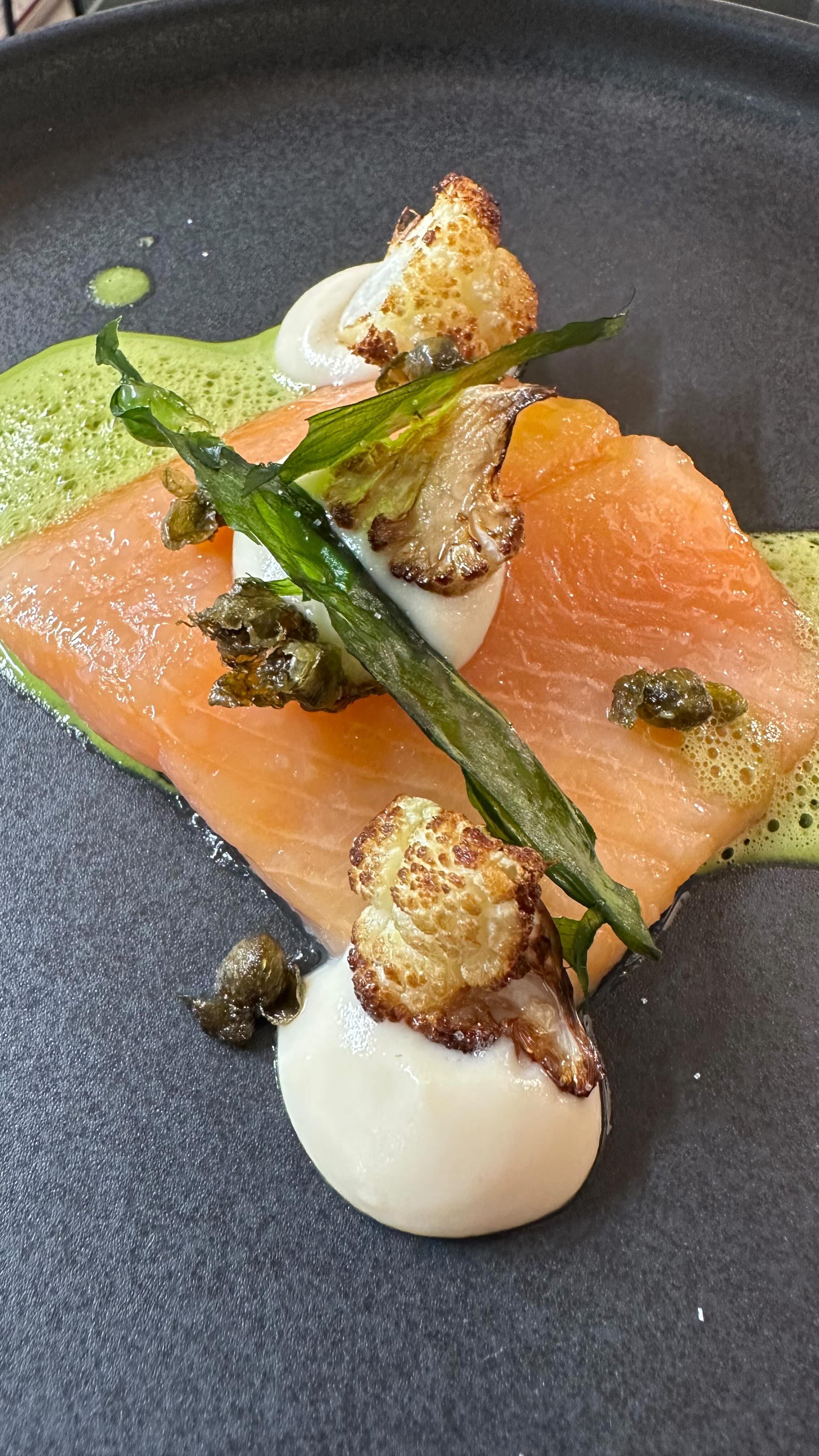 Confierter Saibling aus Römerswil mit geräuchertem Blumenkohl und badener Bärlauch.
#oberstadtbaden #oberstadt #stadtbaden #baden #badenist #badenisst #gaultetmillau #gaultmillau #gaultmillau_schweiz #plating #foodie #foodstagram