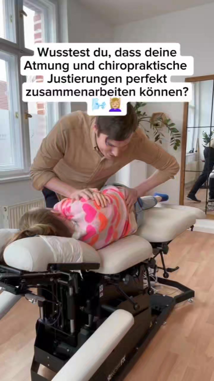 Die Atmung kann bei chiropraktischen Justierungen eine wichtige Rolle spielen 🌬️🫁
Die bewusste Ausatmung während der Justierung hilft dem Körper, Spannung loszulassen und unterstützt so eine sanfte und effektive Behandlung 😊
📍 ChiroDynamik Potsam
📅 Buche deinen Termin über den Link in der Bio oder schreibe uns eine DM!
#Chiropraktik #Schmerzfrei #Gesundheit #Beweglichkeit #chirodynamikpotsdam #wohlbefinden #chiropraktor #chiropraktiker #chiropraktikpraxis #rückenschmerzen #manuelletherapie #chirodynamik