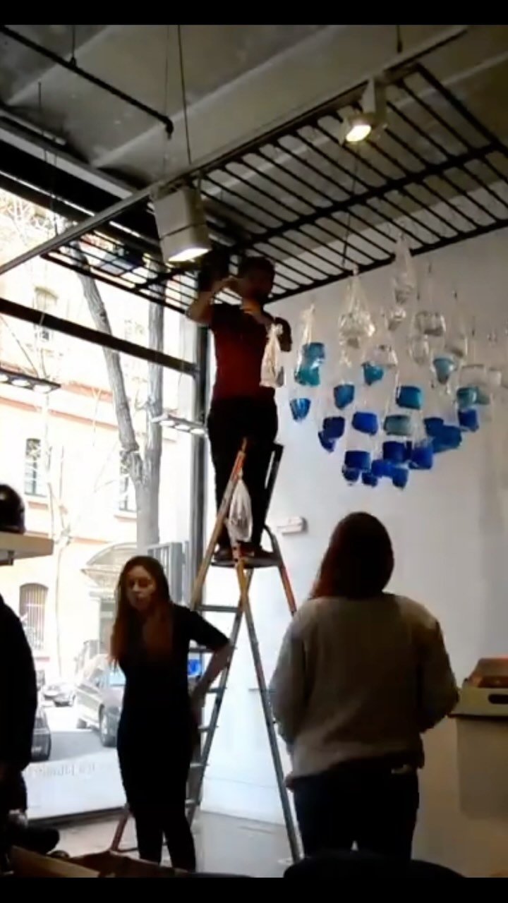 OLOW
Barcelona, España
2018
Estrategia: Poesía/Transformación/Trading Up
Puntos de contacto: Fachada/vitrina
Olow es una marca que nace para ser diferente y para transmitir el buen trabajo detrás de sus productos, la calidad y su honestidad.
El concepto de este escaparate surge a partir de un refrán de la marca, encontrado en el catálogo de la colección: “Un mer calme n’a jamais fait un bon marin’ - “Un mar en calma nunca hizo experto al marinero”.
De esta manera, se transcribe el refrán a la marca Olow, como un marinero que intenta navegar en la sociedad, manteniendo a flote sus principios a pesar de la tempestad
Para reinterpretar esta sociedad, nos inspiramos en el texto “Liquid Modernity” de Zygmunt Bauman, quien introdujo la idea de la Modernidad Líquida: la cual describe a una sociedad representada por un hombre con sentimientos de incertidumbre y ambivalencia; nómade, un hombre sin patrones tradicionales, reemplazados por unos auto escogidos; con énfasis en el cambio y sumergido en el consumismo de nuestra época.
Por lo tanto, el mar cambiante y en movimiento, se identifica con esta sociedad y su economía de volumen. Pero el marinero, OLOW, se contrapone, convirtiéndose en una manifestación “Slow Fashion”, transmitiendo valores más tradicionales y honestos, dando prioridad a la calidad y no a la cantidad.
Esta idea, da forma al escaparate en la tienda IguapopShop en Barcelona, la cual hace algunos años fue una galería de arte contemporáneo y aún mantiene esa esencia.
Con el diseño propuesto se pretende crear una vitrina que forme parte del interior de la tienda, creando un espacio específico para la marca dentro de este local comercial.
Equipo de diseño 🙌🏼: @marmelruj @yansomade @micaseresinifernandez @joaco_acevedoc
#storedesign #retaildesign #sensorial #social #retail #design #store #tienda #espaciocomercial #diseño #diseñodetiendas #shopping #branding #experience #sustainable #space #strategy #storedesign #holistic #shopwindow #vitrina