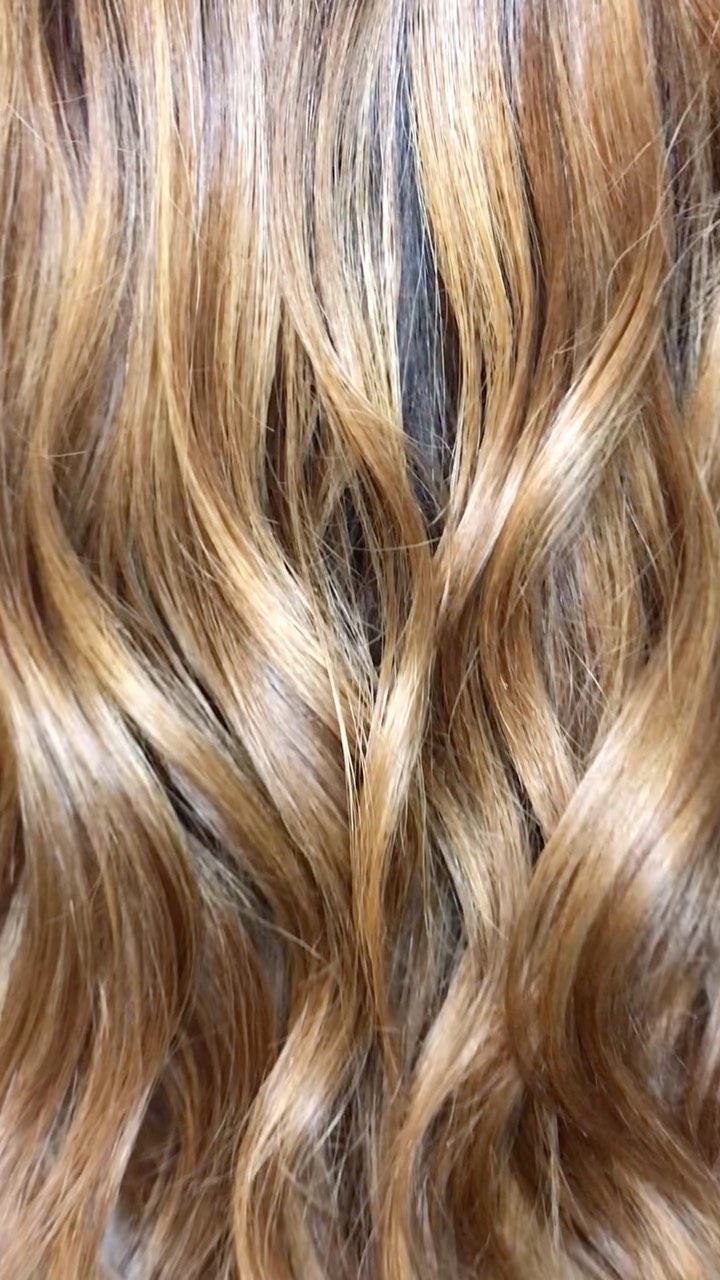 Frozen caramel balayage 🍁
.
.
#hairreelsvideo #reelsinstagram #hairtransformationvideo
#naturallookinghair #goldenlocks #goldenhair #sunkissedbalayage #bronde #naturallookinghaircolour #brondehaircolor #brunettebalayage #babylightsandbalayage #balaygehair #balayagelondon #trendinghairstyles #trendinghaircolor #ukhairsalon
#hairblend #hairsalonlondon #hairtransformation #hairtrends #epresuk #haircolourstudiokingscross