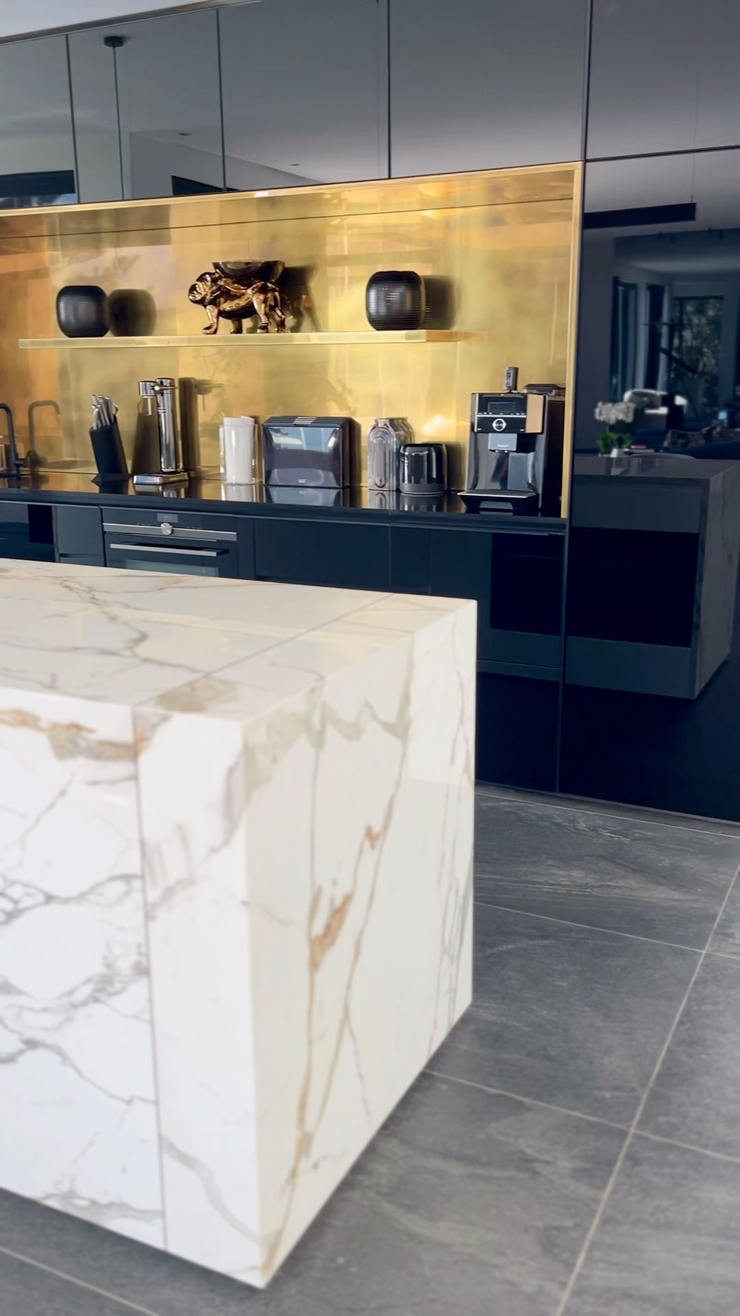 MACCHIA VECCHIA
Nested at the foot of table mountain with breathtaking views over Cape Town is this immaculate, modern home we had the pleasure of participating in, in a collaborative effort with the highly esteemed Field Joiners.
Boasting high ceilings, large format tiles & windows and ample space, this area called for a feature island, and we delivered.
Our team at Rock & Stone created this kitchen island unit using Level Macchia Vecchia, a material inspired by the prestigious quarries located in the Italian town of Carrara.
Macchia Vecchia embodies a majesty that is clean, classical, and yet also unmistakably contemporary. Featuring a bright white background with grey and golden encompassing veins of varying thicknesses, this stone is vibrant with a striking aura of past tales and modernity brought together.
This Macchia Vecchia feature island is highlighted against contrasting, high gloss black joinery and black accents, with a gorgeous, golden brass back wall picking up on the golden subtleties in the stone and truly making for a high-end finish.
We are thrilled with the results and grateful to part take in delivering excellence.
Well done to all involved.
Porcelain: @sastonestudio
Kitchen Company: Field Joiners
#MacchiaVecchia #InteriorDesign #ModernHome #LuxuryInteriors #KitchenDesign #TableMountainView #CapeTownLiving #HomeInspiration #HighEndDesign #FeatureIsland #RockAndStone #ElegantInteriors #DesignCollaboration #ArchitecturalDetails #HomeDecorGoals #StoneCraftsmanship #ContemporaryDesign #BespokeInteriors #FieldJoiners #GoldenDetails