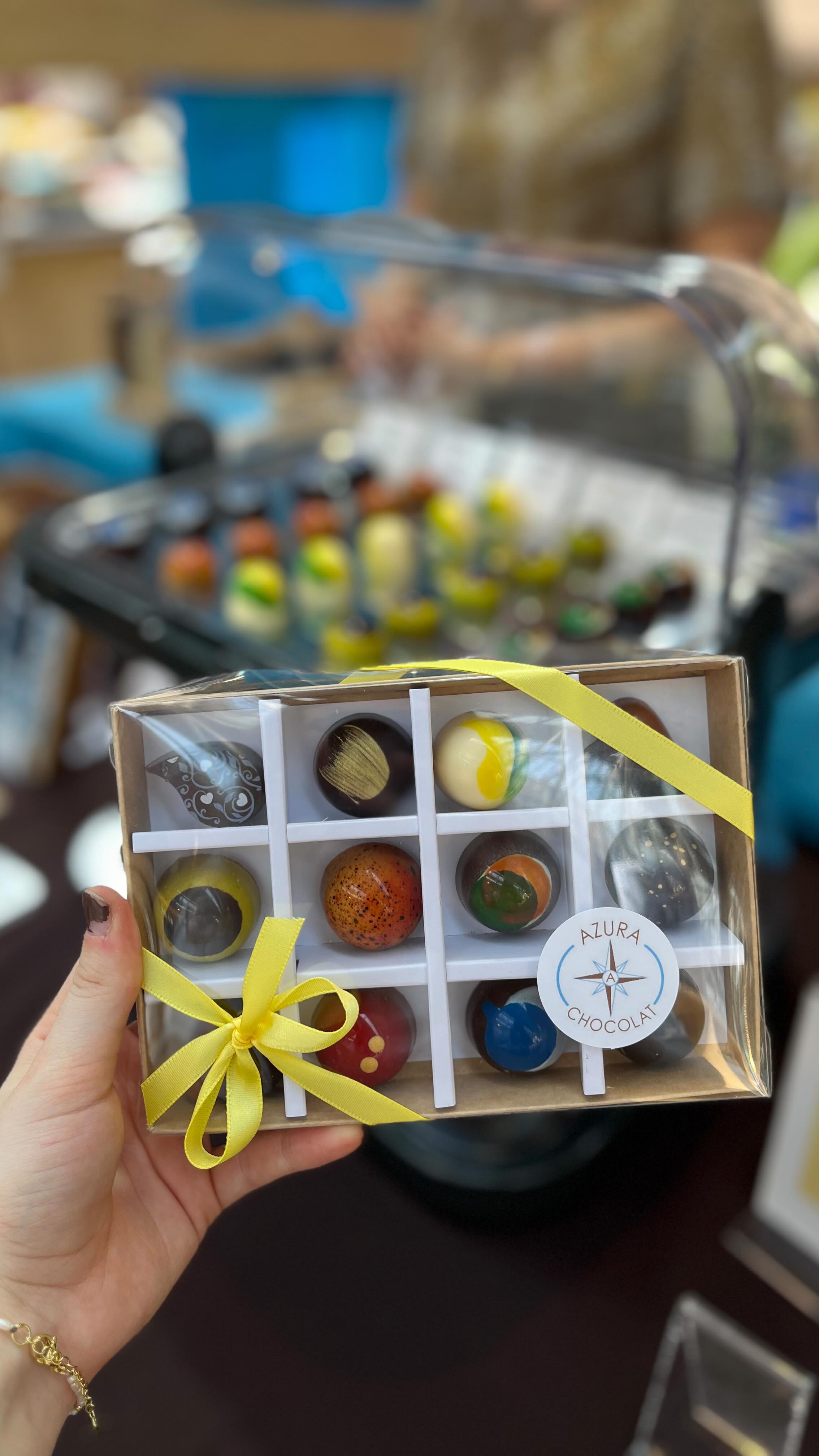 Piping these delightful dark chocolate shells with one of our our much loved vegan option recipes : dark roasted sesame seed crunchy praline 🥜🍫
They might be the perfect antidote to the autumn-like weather we’re experiencing at the moment 🌈💝
Join us at @partridgesfoods on Saturday, July 13th, from 10:30 AM to 4 PM.
Happy belated World Chocolate Day! 🍫🌱
————————-
#choco #chocolovers #artisanmade #chocolatebonbons #sesameseedpraline #artisanchocolate #finefood #finechocolate #handmade #handmadechocolates #beantobar #plantbasedchocolate #craftchocolate #veganoptionchocolate #chelseamarket #wimbledon #finefoodmarket #londonfoodies #worldchocolateday