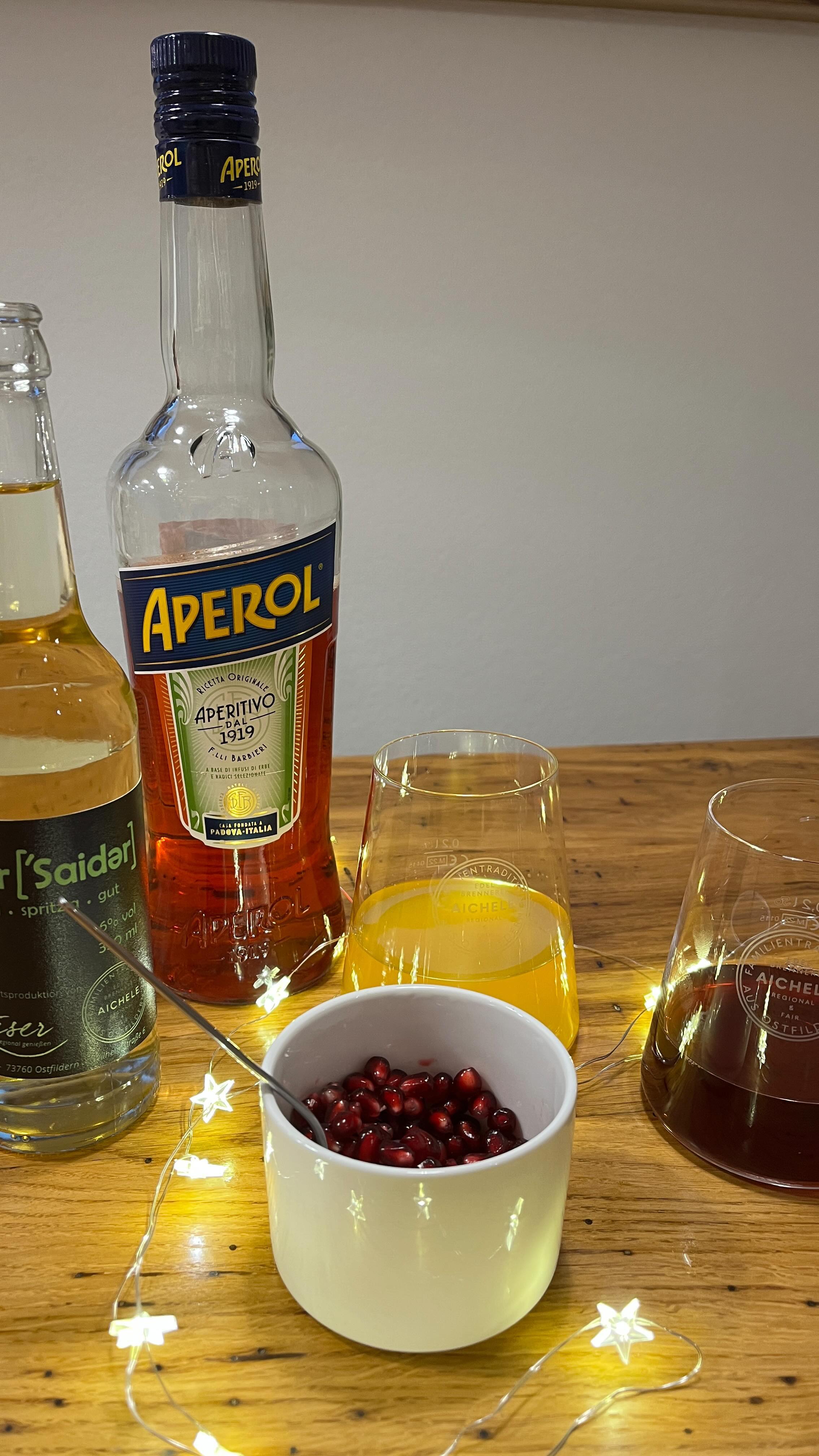 Winterlicher Aperol SAIDER
Wir wünschen euch einen schönen zweiten Adventsabend. Und haben wieder einen leckeren Cocktail für euch vorbereitet.
Dafür benötigt ihr:
6cl Aperol
4cl Granatapfelsaft
4cl Apfelsaft
15cl FILDER SAIDER
Granatapfelkerne und Eiswürfel nach Belieben.
#EdelbrennereiAichele #Cocktail #aperol #Lecker #Fruchtig #Prost #Adventszeit #Weihnachtszeit #Ostfildern