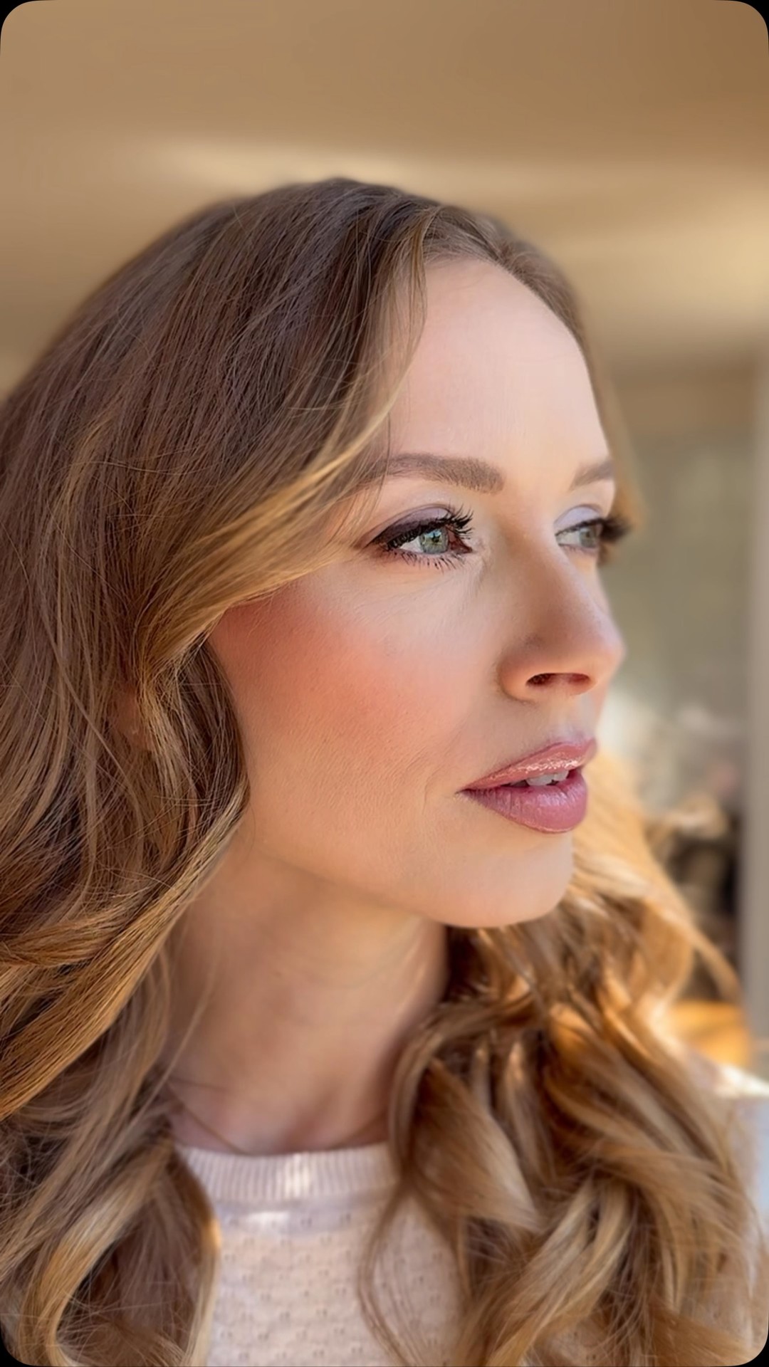 Had an amazing time styling the beautiful @kelly.voyage for her boyfriend’s video shoot! 🎬✨ We kept her makeup soft with a focus on those stunning eyes and finished off the look with soft, bouncy curls. 💖 It’s so important to support young artists, and I’m grateful to be a part of this creative journey. Can’t wait to see where they go next! 🌟 #SupportYoungArtists #StyledWithLove #MakeupMagic #SoftCurls #BehindTheScenes #makeupartist #videoshoot #latinmusic