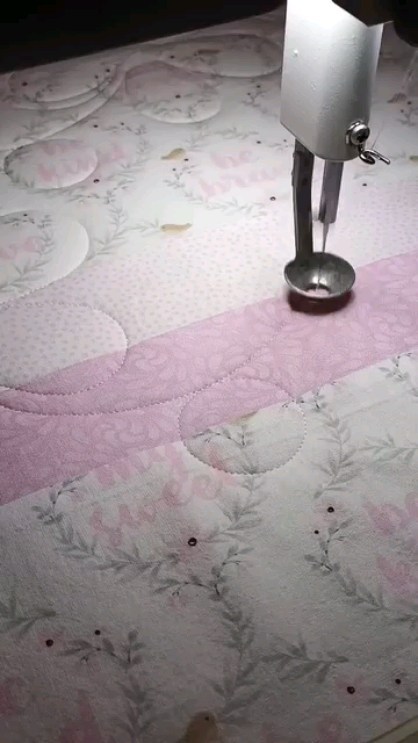 Quilting after hubby goes to bed 🛌 😴 😊
I love it when my clients give me the freedom to quilt what I think suits the quilt.
#longarmquilter #longarmquiltingservices #quilterforlife #quiltingismytherapy #quiltingismypassion #babyquilts #quiltersofinstagram #quilter
