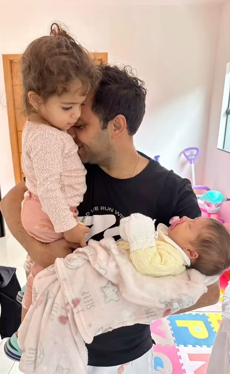 Hoje foi um daqueles dias que me fazem refletir sobre o quanto sou abençoado por ser pai de duas meninas tão incríveis. Maria e Ana são minha fonte constante de inspiração, meu orgulho e minha esperança. Em cada sorriso delas, vejo o brilho de um futuro cheio de possibilidades. Às vezes me pego imaginando que tipos de pessoas elas serão, que sonhos vão perseguir, e sei que vou estar ao lado delas para apoiar cada passo do caminho.
Maria tem essa energia contagiante que ilumina qualquer ambiente. Ela é curiosa, determinada e já mostra sinais de que será uma líder em tudo que fará . Tenho certeza de que, seja qual for o caminho que ela escolher, vai trilhar com garra e paixão. Ana, por outro lado, é mais serena, mas tem uma sensibilidade e uma delicadeza em cada gesto ainda tentando entender como é o mundo , minha filha não será nada fácil mas você conquistará tudo que se dedicar com paixão .
Marillia e eu falamos muito sobre o futuro delas, e eu me sinto sortudo por ter uma parceira tão dedicada e amorosa ao meu lado.
Ser pai de duas meninas é um presente indescritível. #Ana e Maria