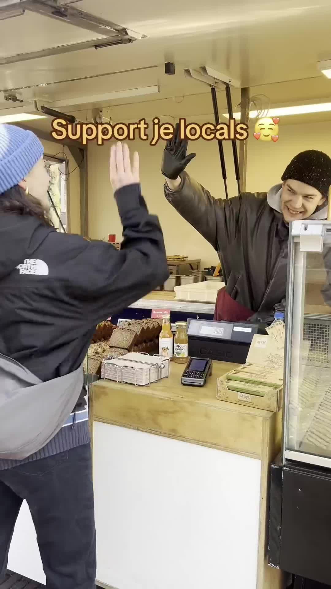 Heb je dorst, zin in een snack of moet je plassen? 🚰🍿🚻 Skip de supermarkt en support de lokale (festival) foodtrucks, barren en toiletpunten! Zo kan het festival blijven bestaan en blijft het voor iedereen gratis toegankelijk. 🙌 Tip van flip: haal je bandje meteen bij je eerste drankje aan de bar, zodat je niet in de rij hoeft te staan met hoge nood! 😉🎉
#SupportYourLocals #FestivalTips #LifeILive