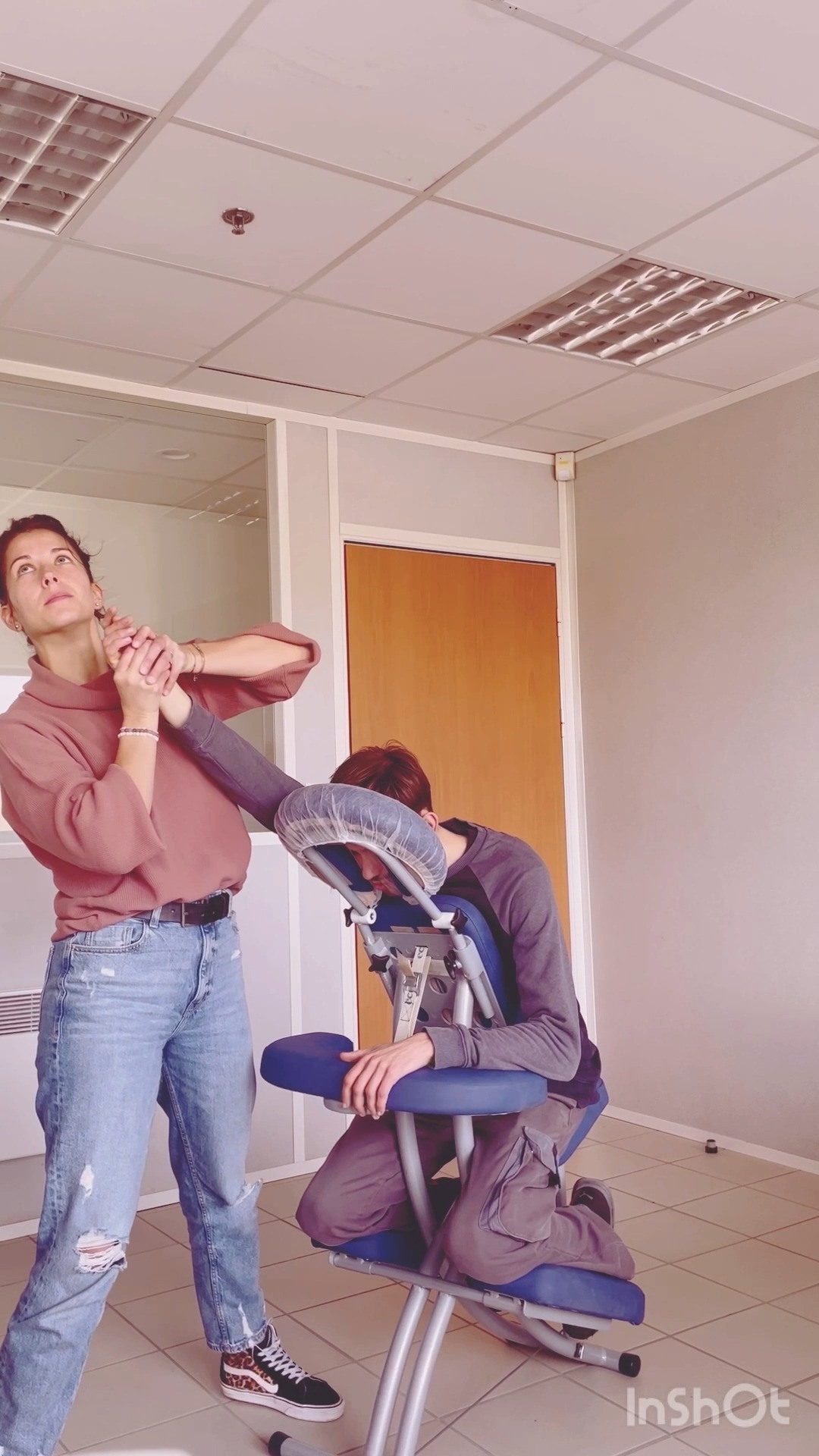 🧘♀️ Pourquoi proposer le Amma dans mon entreprise ?
Le Shiatsu sur chaise (amma) est un protocole que les personnes en entreprise apprécient beaucoup car c’est un moment hors du temps qui permets de se détente et relâcher la pression.
🙌 Les salariés ont le sentiment d’être respecté et mis en valeur dans leur société.
Quelles sont les bénéfices ?
✅ Réduire le stress en se déconnectant quelques minutes et retrouver calme et sérénité.
✅Soulage le corps en levant les tensions accumulées lors de tache répétitives et fatigantes.
✅ Booste la concentration en apaisant le mentale et ainsi redonner la capacité à agir efficacement.
✅ Diminuer l’absentéisme et favorise la motivation des salariés. Ils se sentent reconnu au saint de l’entreprise.
Je remercie le groupe PLG pour la confiance qu’il m’apporte. Je suis heureuse de pouvoir intervenir dans le bien-être au travail et d’apporter un moment de relâchement et de pause dans le quotidien des personnes qui y travaillent.
#keikoshiatsu #shiatsulyon #bienetrelyon #doinlyon #aromatherapielyon #massagelyon #santenaturelle #huileessentielles #energetiquechinoise #medecinechinoise #acupression #developpementpersonnel #sérénité #psychologiepositive #formationaromatherapie #holistique #soinénergétiquelyon #santemental #formationmassage #formationlyon #énergétique #acuponcture