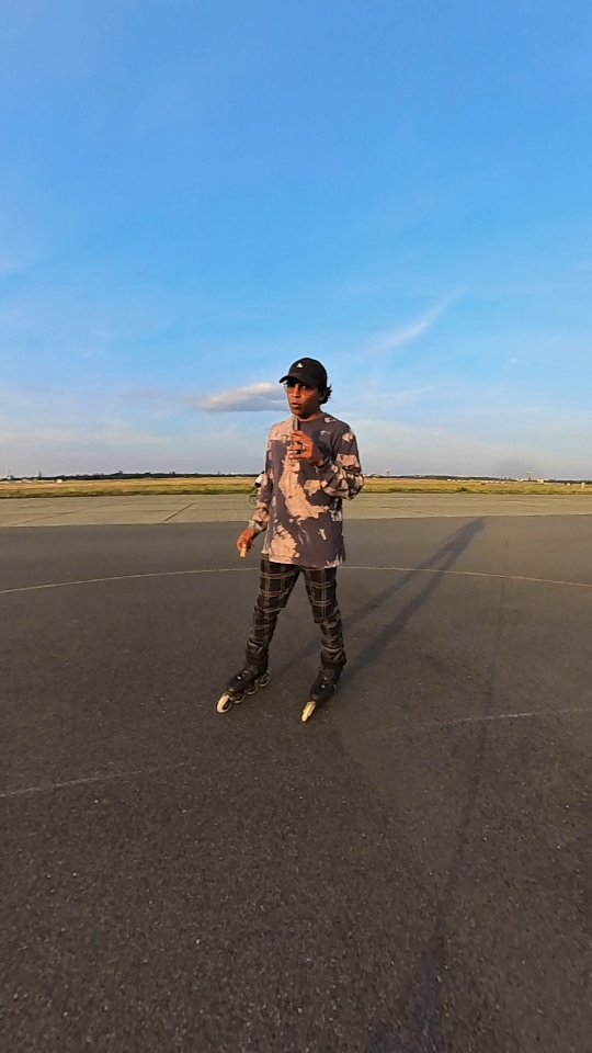 Circles and spirals on the ground are a huge help to improve your skating skills. They make you more precise and controlled. Get some chalk and try to draw your own training ground.
Doing this is almost my daily routine, so be free to ask for tips that I could forgot doing this short tutorial.
And please let me see your circles!
.
.
.
#inlineskatingberlin #wizardskating #oneskates #patinaje #tutorial #rollerblading