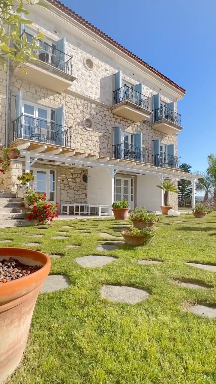 🌞 Bahçeye açılan odalarımızda, mis gibi Alaçatı havasını içinize çekerek huzurlu ve keyifli bir tatil geçirin.🌿